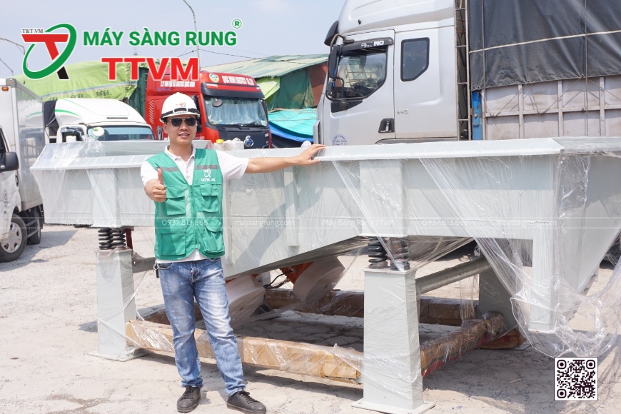 giao hàng máy sàng rung hình chữ nhật